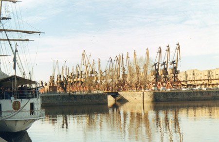 El puerto en la década de los 70 o 80; se aprecian las grúas de descarga en los diques. Foto: Elisa Rigueiro. El puerto en la década de los 70 o 80; se aprecian las grúas de descarga en los diques. Foto: Elisa Rigueiro.