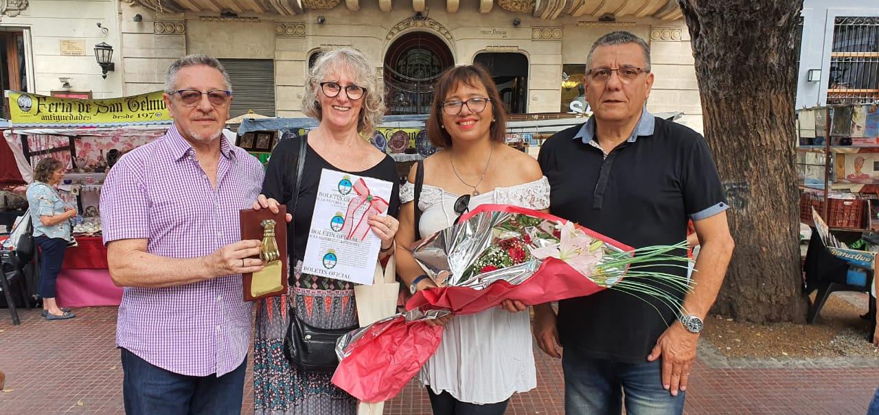 8-3-2020. El Sol de San Telmo recibió La Mano de la Amistad, distinción que entrega la Feria de San Telmo, en reconocimiento a nuestro amor por el barrio y la defensa de los valores tangibles e intangibles que lo caracterizan.